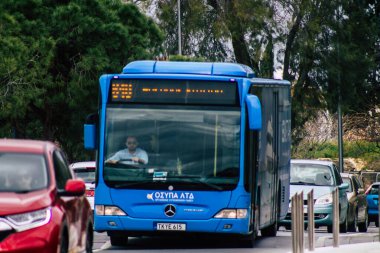 Paphos Kıbrıs 29 Şubat 2020 'de öğleden sonra Paphos sokaklarında dolaşan geleneksel bir halk otobüsünün görüntüsü