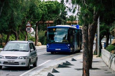 Paphos Kıbrıs 29 Şubat 2020 'de öğleden sonra Paphos sokaklarında dolaşan geleneksel bir halk otobüsünün görüntüsü