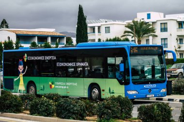 Paphos Kıbrıs 29 Şubat 2020 'de öğleden sonra Paphos sokaklarında dolaşan geleneksel bir halk otobüsünün görüntüsü