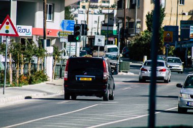 Paphos Kıbrıs 29 Şubat 2020 'de öğleden sonra Paphos sokaklarında dolaşan geleneksel bir taksi görüntüsü