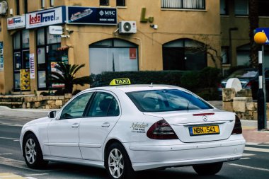 Paphos Kıbrıs 29 Şubat 2020 'de öğleden sonra Paphos sokaklarında dolaşan geleneksel bir taksi görüntüsü