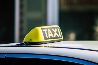 Paphos Kıbrıs 29 Şubat 2020 'de öğleden sonra Paphos sokaklarına park edilmiş geleneksel bir taksi görüntüsü