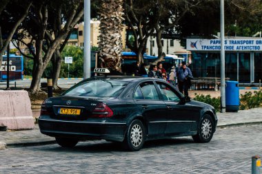 Paphos Kıbrıs 29 Şubat 2020 'de öğleden sonra Paphos sokaklarına park edilmiş geleneksel bir taksi görüntüsü