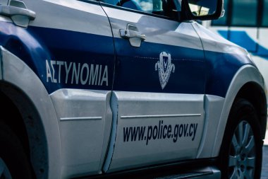 Paphos Kıbrıs 29 Şubat 2020 'de öğleden sonra Paphos sokaklarına park edilmiş geleneksel polis arabası görüntüsü