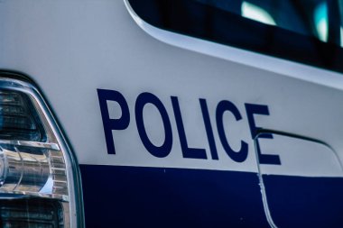 Paphos Kıbrıs 29 Şubat 2020 'de öğleden sonra Paphos sokaklarına park edilmiş geleneksel polis arabası görüntüsü