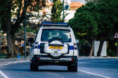 Paphos Kıbrıs 29 Şubat 2020 'de öğleden sonra Paphos sokaklarında gezen geleneksel polis arabası görüntüsü