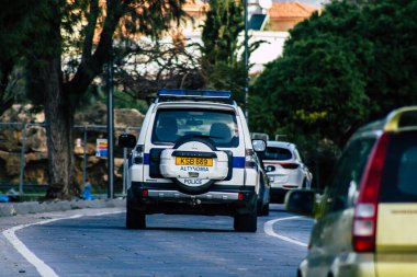 Paphos Kıbrıs 29 Şubat 2020 'de öğleden sonra Paphos sokaklarında gezen geleneksel polis arabası görüntüsü