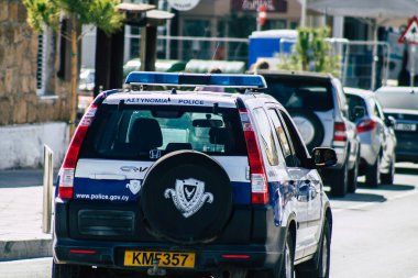 Paphos Kıbrıs 29 Şubat 2020 'de öğleden sonra Paphos sokaklarında gezen geleneksel polis arabası görüntüsü