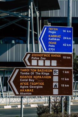 Paphos Kıbrıs 29 Şubat 2020 'de öğleden sonra Paphos kentinde sokak tabelasının görüntüsü