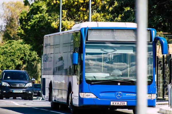 Paphos Kıbrıs 29 Şubat 2020 'de öğleden sonra Paphos sokaklarında dolaşan geleneksel bir halk otobüsünün görüntüsü