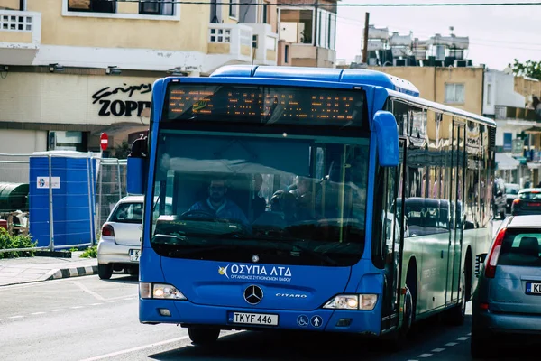 Paphos Chipre Febrero 2020 Vista Autobús Público Tradicional Rodando Las — Foto de Stock