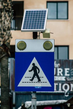 Paphos Kıbrıs 29 Şubat 2020 'de öğleden sonra Paphos kentinde sokak tabelasının görüntüsü