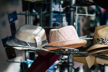 Paphos Kıbrıs 29 Şubat 2020 'de öğleden sonra Paphos' ta bir hediyelik eşya dükkanında satılan dekoratif nesnelerin manzarası