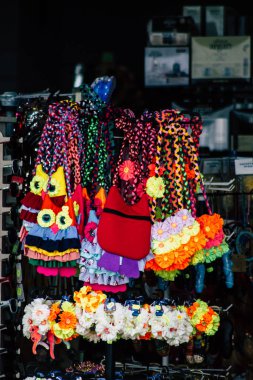 Paphos Kıbrıs 29 Şubat 2020 'de öğleden sonra Paphos' ta bir hediyelik eşya dükkanında satılan dekoratif nesnelerin manzarası