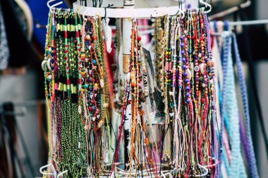 Paphos Kıbrıs 29 Şubat 2020 'de öğleden sonra Paphos' ta bir hediyelik eşya dükkanında satılan dekoratif nesnelerin manzarası