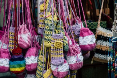 Paphos Kıbrıs 29 Şubat 2020 'de öğleden sonra Paphos' ta bir hediyelik eşya dükkanında satılan dekoratif nesnelerin manzarası