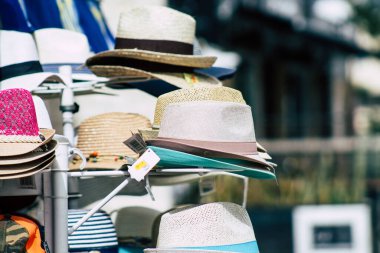 Paphos Kıbrıs 29 Şubat 2020 'de öğleden sonra Paphos' ta bir hediyelik eşya dükkanında satılan dekoratif nesnelerin manzarası