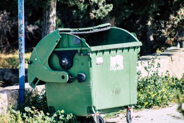 Paphos Kıbrıs 29 Şubat 2020 'de öğleden sonra Paphos sokaklarında bir çöp konteynırının kapatılması