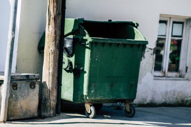 Paphos Kıbrıs 29 Şubat 2020 'de öğleden sonra Paphos sokaklarında bir çöp konteynırının kapatılması