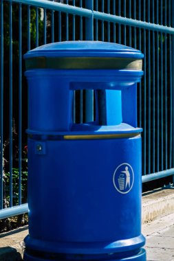 Paphos Kıbrıs 29 Şubat 2020 'de öğleden sonra Paphos sokaklarında bir çöp konteynırının kapatılması