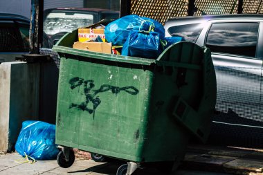 Paphos Kıbrıs 29 Şubat 2020 'de öğleden sonra Paphos sokaklarında bir çöp konteynırının kapatılması