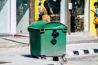 Paphos Kıbrıs 29 Şubat 2020 'de öğleden sonra Paphos sokaklarında bir çöp konteynırının kapatılması