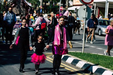 Paphos Kıbrıs Rum Kesimi 01 Mart 2020 Öğleden sonra Paphos karnavalına katılan kimliği belirsiz insanların görüntüsü