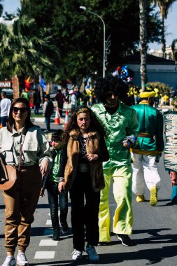 Paphos Kıbrıs Rum Kesimi 01 Mart 2020 Öğleden sonra Paphos karnavalına katılan kimliği belirsiz insanların görüntüsü