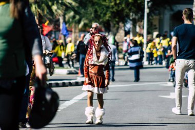 Paphos Kıbrıs Rum Kesimi 01 Mart 2020 Öğleden sonra Paphos karnavalına katılan kimliği belirsiz insanların görüntüsü