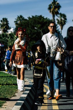 Paphos Kıbrıs Rum Kesimi 01 Mart 2020 Öğleden sonra Paphos karnavalına katılan kimliği belirsiz insanların görüntüsü