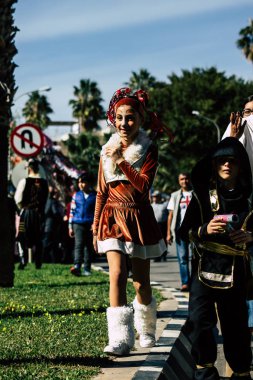 Paphos Kıbrıs Rum Kesimi 01 Mart 2020 Öğleden sonra Paphos karnavalına katılan kimliği belirsiz insanların görüntüsü