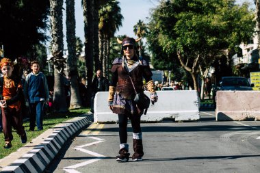 Paphos Kıbrıs Rum Kesimi 01 Mart 2020 Öğleden sonra Paphos karnavalına katılan kimliği belirsiz insanların görüntüsü