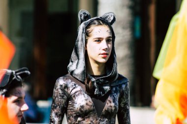 Paphos Kıbrıs Rum Kesimi 01 Mart 2020 Öğleden sonra Paphos karnavalına katılan kimliği belirsiz insanların görüntüsü