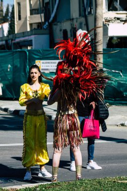 Paphos Kıbrıs Rum Kesimi 01 Mart 2020 Öğleden sonra Paphos karnavalına katılan kimliği belirsiz insanların görüntüsü