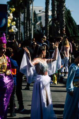 Paphos Kıbrıs Rum Kesimi 01 Mart 2020 Öğleden sonra Paphos karnavalına katılan kimliği belirsiz insanların görüntüsü
