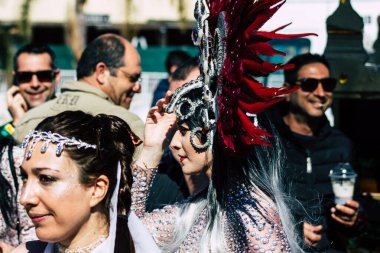 Paphos Kıbrıs Rum Kesimi 01 Mart 2020 Öğleden sonra Paphos karnavalına katılan kimliği belirsiz insanların görüntüsü