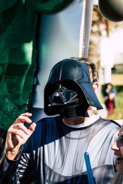 Paphos Kıbrıs Rum Kesimi 01 Mart 2020 Öğleden sonra Paphos karnavalına katılan kimliği belirsiz insanların görüntüsü