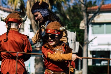 Paphos Kıbrıs Rum Kesimi 01 Mart 2020 Öğleden sonra Paphos karnavalına katılan kimliği belirsiz insanların görüntüsü