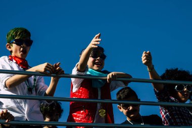 Paphos Kıbrıs Rum Kesimi 01 Mart 2020 Öğleden sonra Paphos karnavalına katılan kimliği belirsiz insanların görüntüsü