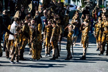 Paphos Kıbrıs Rum Kesimi 01 Mart 2020 Öğleden sonra Paphos karnavalına katılan kimliği belirsiz insanların görüntüsü