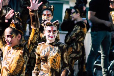 Paphos Kıbrıs Rum Kesimi 01 Mart 2020 Öğleden sonra Paphos karnavalına katılan kimliği belirsiz insanların görüntüsü