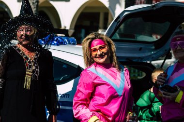 Paphos Kıbrıs Rum Kesimi 01 Mart 2020 Öğleden sonra Paphos karnavalına katılan kimliği belirsiz insanların görüntüsü