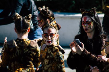 Paphos Kıbrıs Rum Kesimi 01 Mart 2020 Öğleden sonra Paphos karnavalına katılan kimliği belirsiz insanların görüntüsü