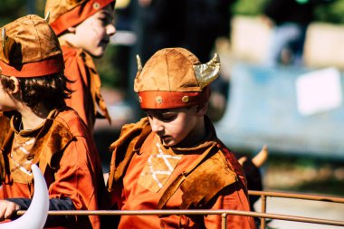 Paphos Kıbrıs Rum Kesimi 01 Mart 2020 Öğleden sonra Paphos karnavalına katılan kimliği belirsiz insanların görüntüsü