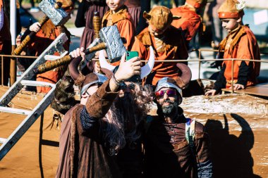 Paphos Kıbrıs Rum Kesimi 01 Mart 2020 Öğleden sonra Paphos karnavalına katılan kimliği belirsiz insanların görüntüsü