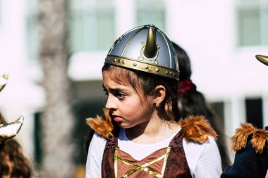 Paphos Kıbrıs Rum Kesimi 01 Mart 2020 Öğleden sonra Paphos karnavalına katılan kimliği belirsiz insanların görüntüsü