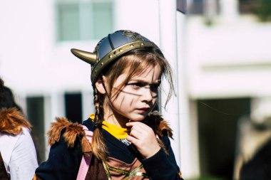 Paphos Kıbrıs Rum Kesimi 01 Mart 2020 Öğleden sonra Paphos karnavalına katılan kimliği belirsiz insanların görüntüsü