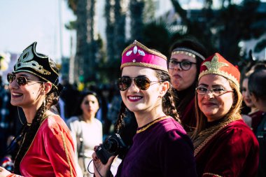 Paphos Kıbrıs Rum Kesimi 01 Mart 2020 Öğleden sonra Paphos karnavalına katılan kimliği belirsiz insanların görüntüsü