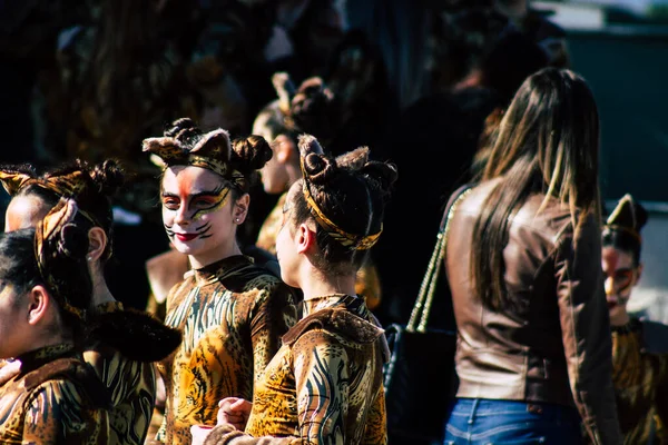 Paphos Kıbrıs Rum Kesimi 01 Mart 2020 Öğleden sonra Paphos karnavalına katılan kimliği belirsiz insanların görüntüsü