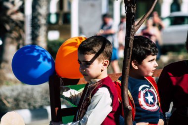 Paphos Kıbrıs Rum Kesimi 01 Mart 2020 Öğleden sonra Paphos karnavalına katılan kimliği belirsiz insanların görüntüsü